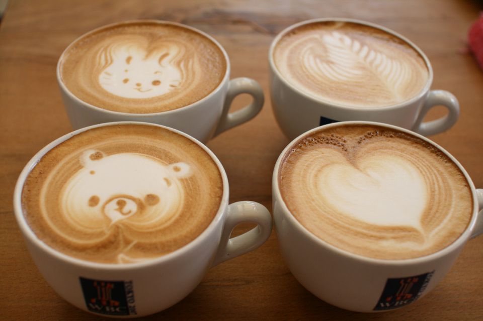 4 coffee. Четыре чашки кофе. Четыре кружки кофе. Кофе на четверых. Кофе красивый для четверых.